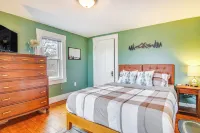 10 Mi to Skiing: Historic Farmhouse in Maine! - Wifi