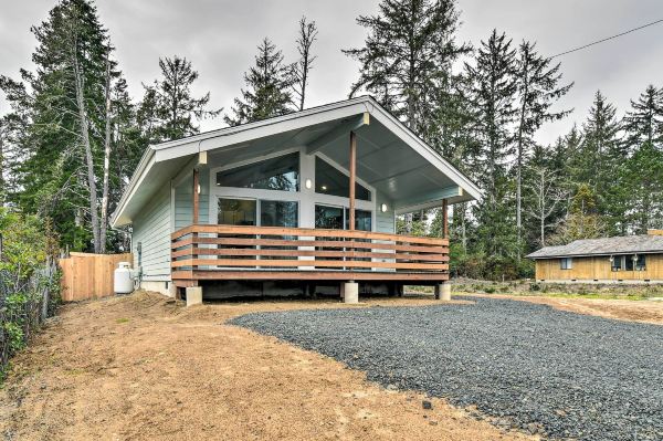 Cozy Cottage on the Coast Near Downtown Westport!