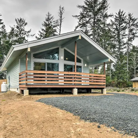 Cozy Cottage on the Coast Near Downtown Westport!