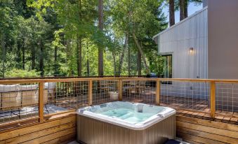 Mill Creek by Avantstay Modern Design, Patio, Hot Tub