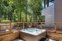 Mill Creek by Avantstay Modern Design, Patio, Hot Tub