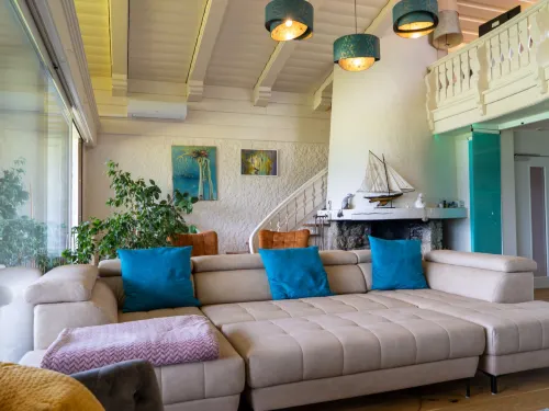 Penthouse Deluxe - Homestays