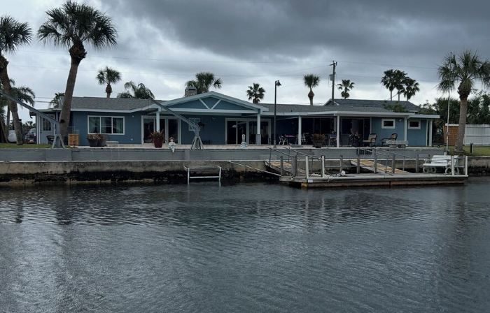 Spacious 4-bedroom house in beautiful Hernando Beach with WiFi, pool, sleeps 8