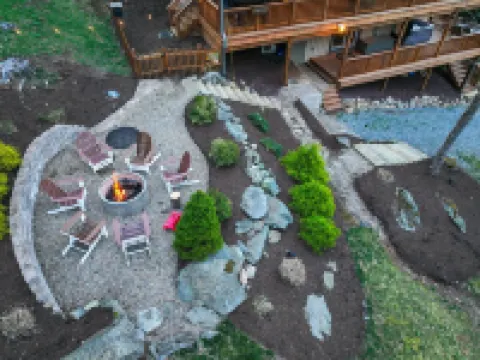 Huge Decks, Hot Tub, Fire Pit & Dog Friendly. Close to Boone and Banner Elk. Hotels in Seven Devils