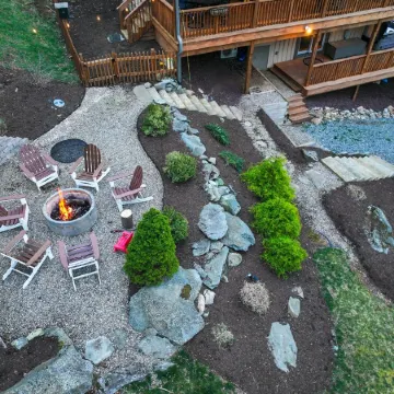 Huge Decks, Hot Tub, Fire Pit & Dog Friendly. Close to Boone and Banner Elk.