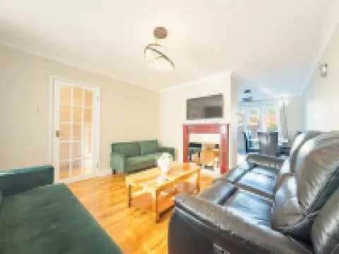 House - Sleeps 7 Private Garden & Parking فنادق في بازيلدون