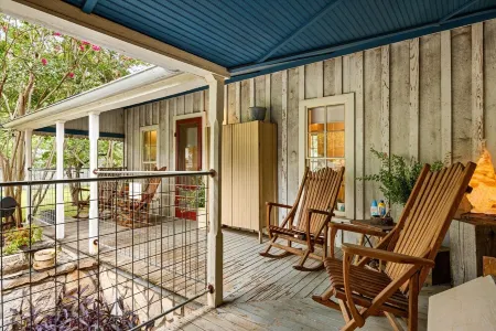 Historic Home: Walking distance to historic square, beach, & hiking trail!