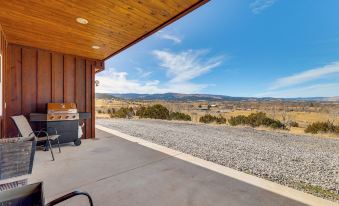3 Mi to Trails: Secluded Eagar Cabin w/ Mtn Views!