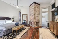 1 Block to Parade & St Charles, Heated Pool & Hot Tub, Walk to French Qtr