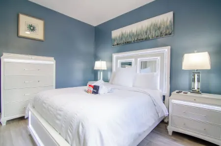 Taste of Honey - 10 Mins To NYC - Brand New