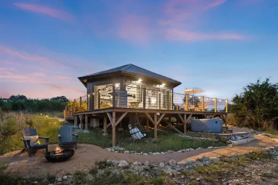 Couples Retreat, Private Hot Tub, Stars & Outdoor Shower Hotel in zona Hill Country Miniatures Museum