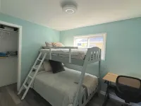 Little Blue on Second St! Cozy & close to the beach, pub, bar, and downtown! Hotels in Elgin County