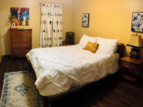 Button's Apartment-Cozy vintage-style 2-bedroom place in historic Batesville Hotels in Batesville