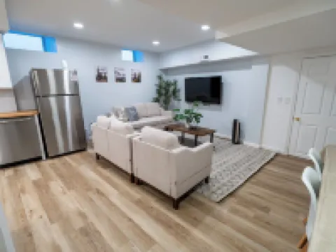 Spacious and Stylish Apartment Perfect for Your Getaway in Beverly! ビバリーのホテル