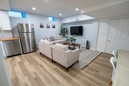 Spacious and Stylish Apartment Perfect for Your Getaway in Beverly! Отели рядом с Аэропорт Беверли