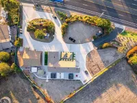 Melrose Exec Studio Queen + Bunk - Pet-Friendly Hotels in Vista