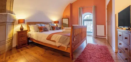 Luxury 2 Bedroom Self Catering Apartment in Historic Abbey On Loch Ness AC25 Отели рядом с достопримечательностью «Северо-Шотландское нагорье»