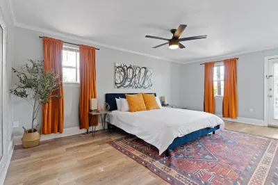 Charming Balcony Oasis with Secure Parking - Stylish Retreat Hotels in Lower Garden District