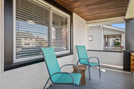 Modern Kitchen and Office Workspace - Stunning Spacious Retreat