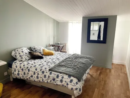 Maison Rhétaise in the heart of the village, close to the beach and shops. Отели в г. Сент-Мари-Де-Ре