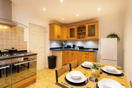 6-Bed Contractor House | Long Stay Discounts | WiFi, Driveway Parking, Smart TV Отели рядом с достопримечательностью «Longthorpe Tower»