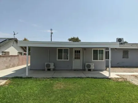 Entire Guesthome With own Bath/kitchen/2 Bdrm