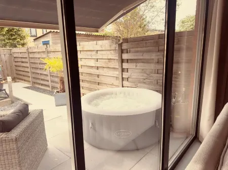 Modern Holiday Home La Playa: near the beach, with 40 degree Jacuzzi! Отели в г. Берген-оп-Зом