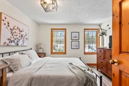 $500 GIFT w/stay*! GRAND COTTAGE IN PORT FRANKS, HOT TUB. PET-FRIENDLY!