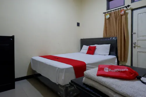 RedDoorz Near Gor Wisanggeni Hotels in Tegal