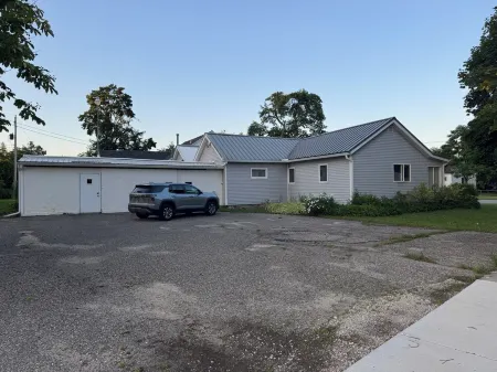 Cabin-like feel in the City, Steps from the trail and Downtown Cheboygan Отели в г. Чебойган