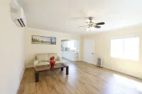 Contemporary remodeled and fully furnished Các khách sạn ở Northridge