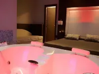 The Strand Hotel - Bathtub