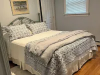 Cozy 1 Bedroom with Fenced in Yard, Porch, Close to the Bay Beach & Bike Trail. 브루스터 호텔
