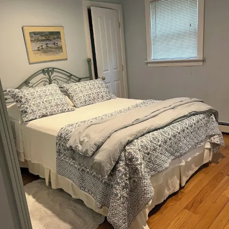 Cozy 1 Bedroom with Fenced in Yard, Porch, Close to the Bay Beach & Bike Trail.