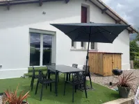 Villa Détente Jacuzzi 聖埃蒂安德富熱雷住宿飯店