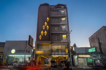 Yellow Star Gejayan Hotel Отели рядом с достопримечательностью «Университет Гаджа Мада»