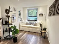 Elegant new building between Hamburg & Lübeck, Baltic Sea with parking lot in Reinfeld فنادق في Reinfeld