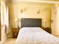 Superb mas, absolute calm, view of the château and Mont Ventoux, large swimming pool, vineyards Hotel a Le Barroux