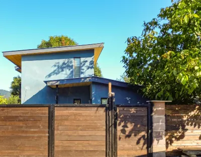 Loft House - 5 minutes to the City center. Pet-Friendly with isolated yard Hotels in 