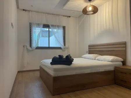 Chic Appartement Avec Terrasse Dans une Belle et Récente Résidence Отели в г. Мохаммедия