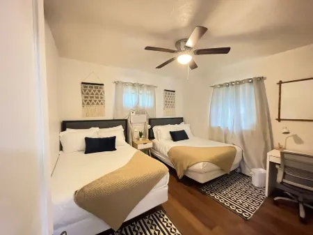 Modern Cozy Home In Miami, Fl with game room! Отели рядом с достопримечательностью «Sandspur Island»