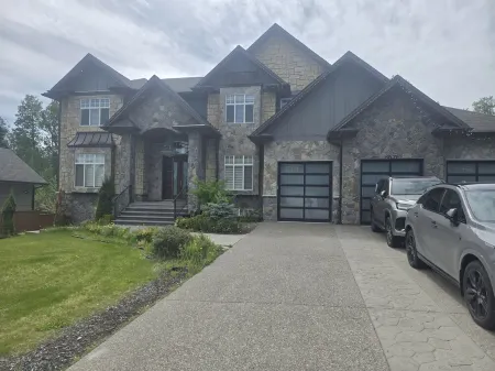 Luxury Lodge Getaway. W/ private entrance in the luxurious part of Prince George