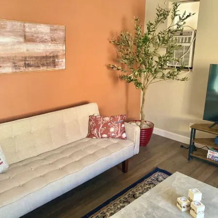 Remodeled 2-bedroom apartment in Clifton WiFi, AC near UC and Hospitals