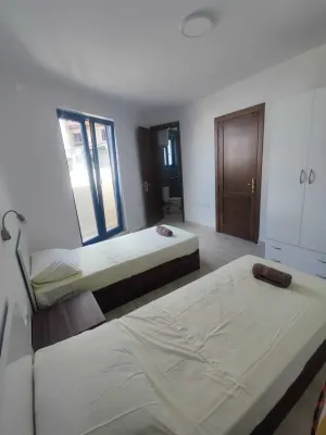 Hello Travellers ! Welcome to our spacious and stylish townhouse in Qormi! Hotel a Qormi