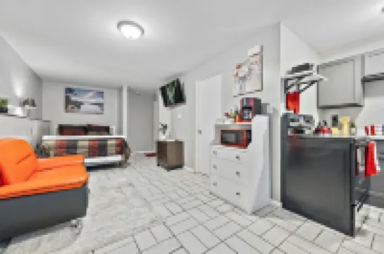 Pet Friendly/RedStudio1116F/FastWiFi/BigTV/FreePKG/near Downtown Aurora.