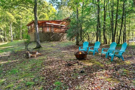 Copper Ridge Log Cabin RV/Boat/Trailer parking