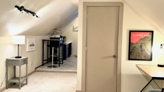 Rock & Roll Suite CLE - 1 Bedroom / 1 bathroom near Downtown Cleveland, OH 謝克海茨酒店