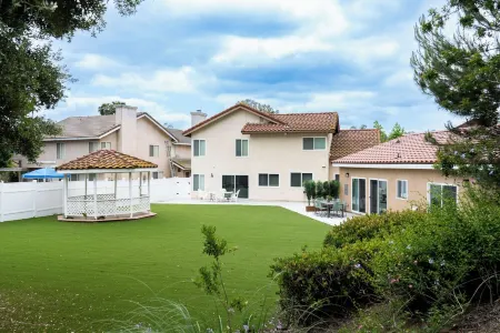 Newly built vacation home with a large backyard Отели рядом с достопримечательностью «Даймонд-Бар Хай Скул»