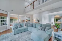 Backyard lake oasis, close to Tybee & Downtown, Low Country Lake Retreat