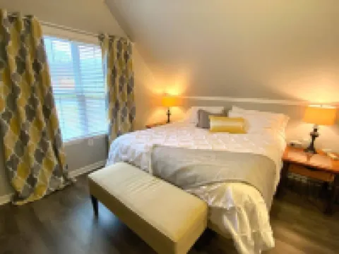 Cozy Apartment with pool, hot tub and in a quiet neighborhood